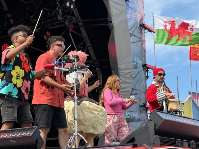 Gwylio Cyw ar Faes yr Eisteddfod