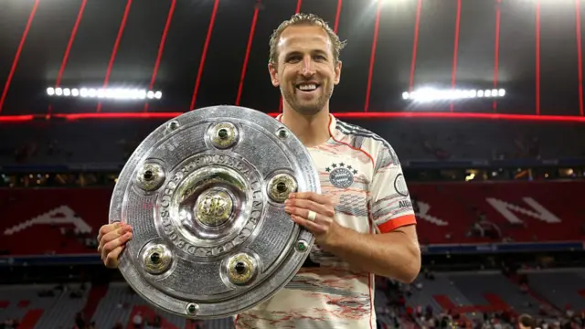 Harry Kane with Bundesliga title