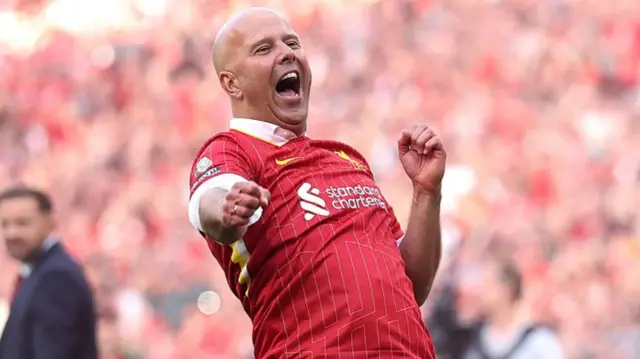 Arne Slot, Manger of Liverpool, celebrates
