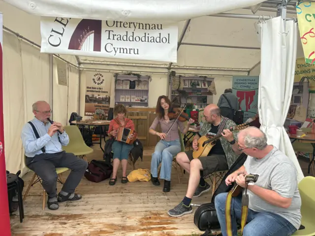 Offerynnau Tarddodiadol Cymru