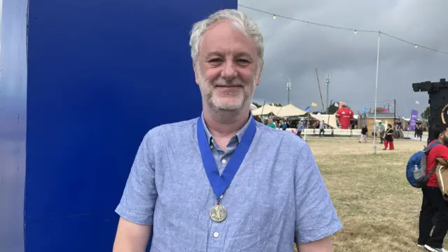 Dewo Bryn Jones yn debryn y Fedal Wyddoniaeth ar Faes yr Eisteddfod