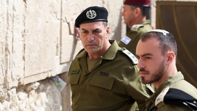 Lt Gen Eyal Zamir (centre) stands with an IDF soldier to his right