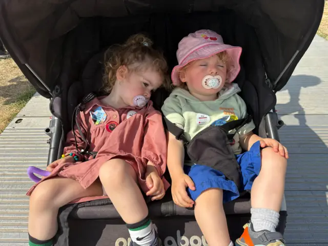 Leila a Nico yn gorffwys ar ôl bod yn casglu sticeri