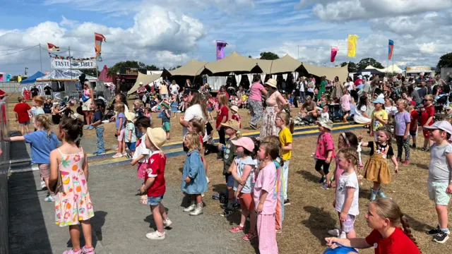 Gwylio Cyw ar Faes yr Eisteddfod