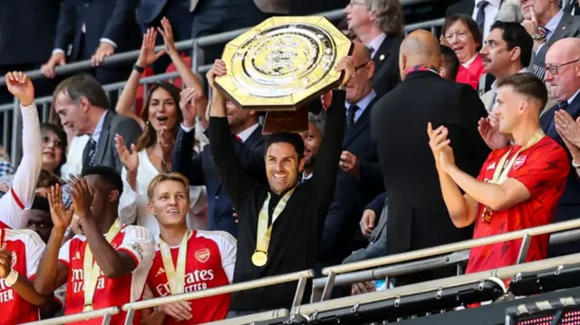 Mikel Arteta lifts the Community Shield