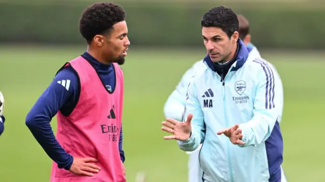Arsenal manager Mikel Arteta talks ot Ethan Nwaneri during a training sesssion