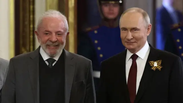 Russian President Vladimir Putin (R) and Brazilian President Luis Ignacio Lula De Silva (L)