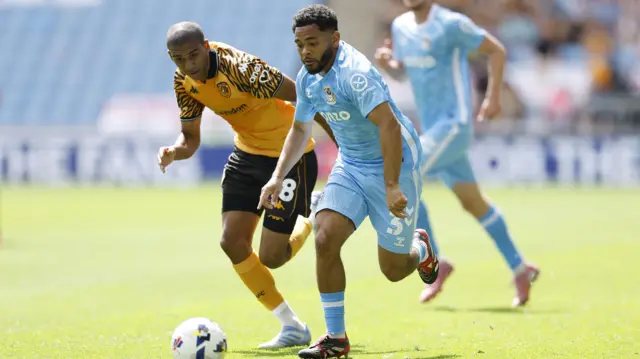 Jay Dasilva of Coventry City is chased by Cody Drameh of Hull City