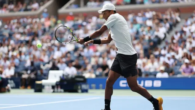 Felix Auger-Aliassime returns vs Rublev