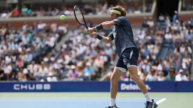 Andrey Rublev returns vs Felix Auger-Aliassime