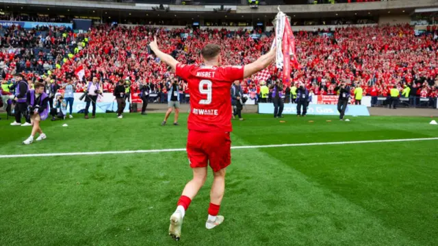 Kevin Nisbet lifts the Scottish Cup