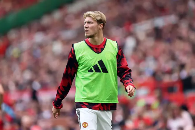 Hojlund warms up for Man Utd