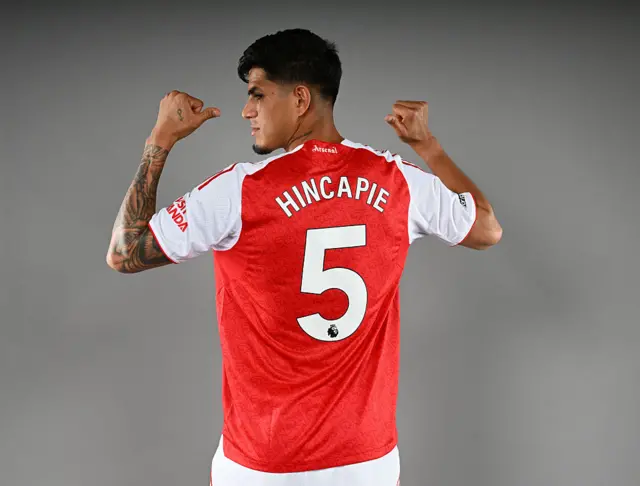 Hincapie poses with his Arsenal number 5 shirt