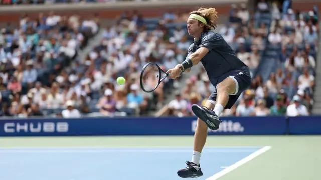 Andrey Rublev returns vs Felix Auger-Aliassime