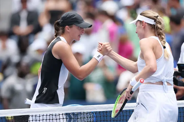 Iga Swiatek shakes hands with Ekaterina Alexandrova
