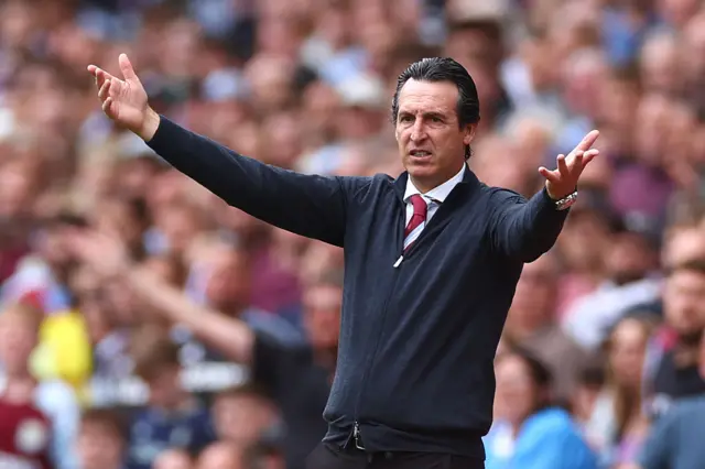 Unai Emery with his arms out wide