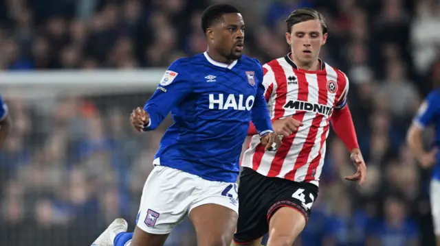 Chuba Akpom of Ipswich Town in action with Sydie Peck of Sheffield United