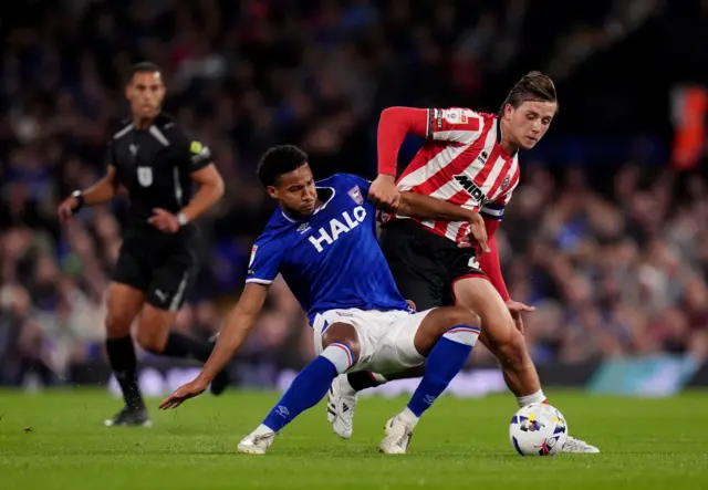 Ipswich Town's Jens Cajuste (centre) and Sheffield United's Sydie Peck (right) battle for the ball