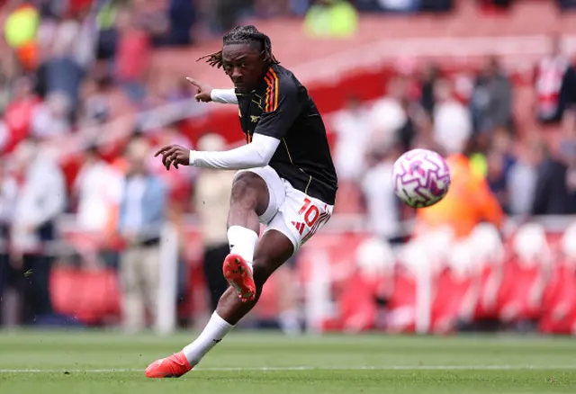 Eberechi Eze of Arsenal warms up