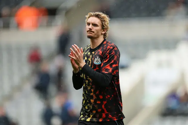 Nick Woltemade of Newcastle United applauds the fans prior to the Premier League match between Newcastle United and Wolverhampton Wanderers at St James' Park on September 13, 2025 in Newcastle upon Tyne, England.