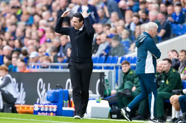 Unai Emery gestures