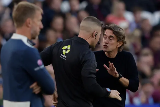 Wrong decision to disallow that, but correct from VAR not to correct the referee there as there is a slight push. Hopefully VAR gets the praise when it’s deserved