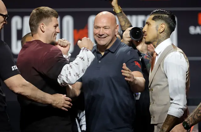 Callum Walsh smiling with Dana White standing in the middle of himself and Fernando Vargas