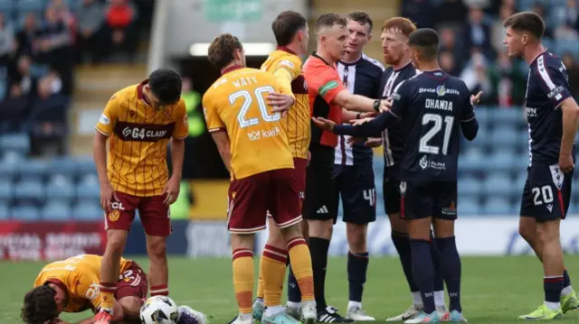 Dundee and Motherwell players