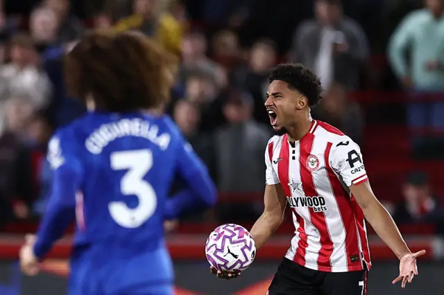 Brentford's German midfielder #07 Kevin Schade (R) reacts