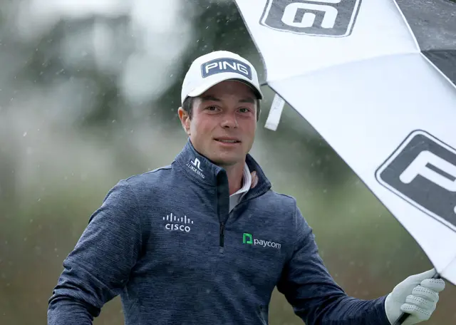 Viktor Hovland under an umbrella
