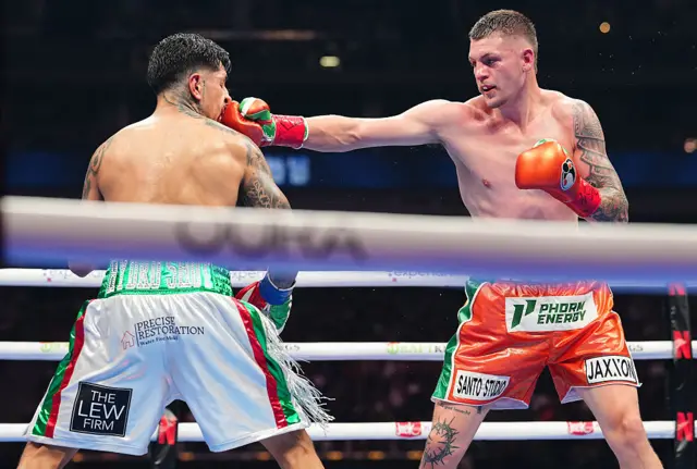 Fernando Vargas is punched by Callum Walsh