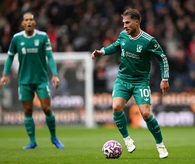 Alexis Mac Allister of Liverpool controls the ball