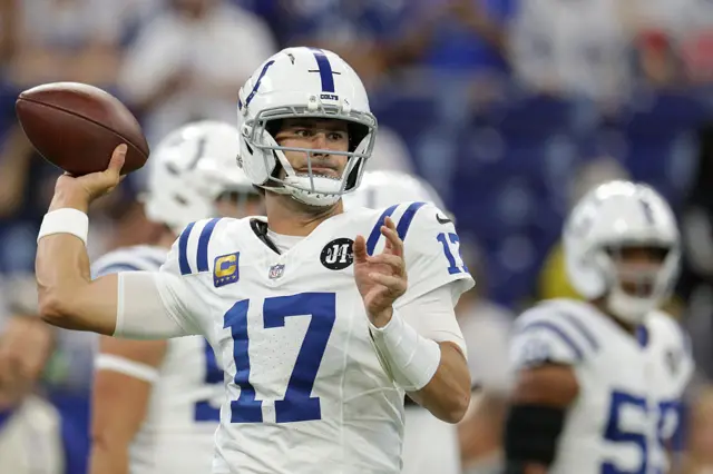 Daniel Jones throwing the ball
