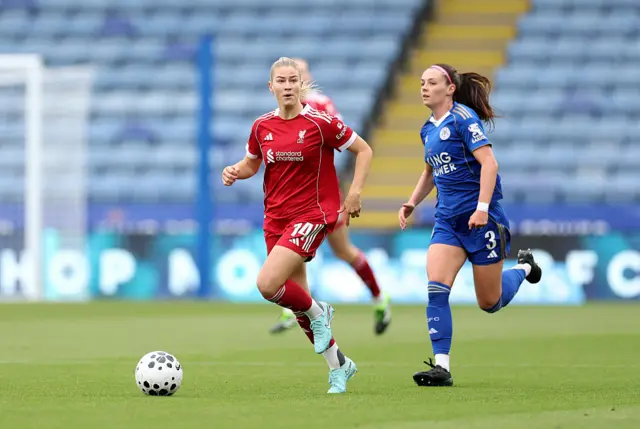Marie-Therese Hoebinger of Liverpool runs with the ball whilst under pressure from Sam Tierney of Leicester City during the Barclays Women's Super League match between Leicester City and Liverpool at The King Power Stadium on September 14, 2025 in Leicester, England.
