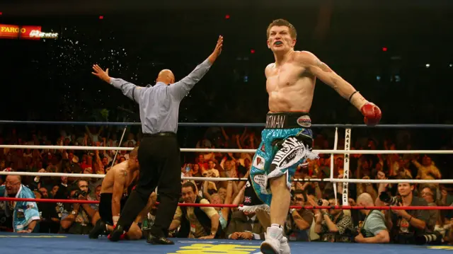 Ricky Hatton celebra derrotar a José Luis Castillo de México después de un paro de cuarta ronda