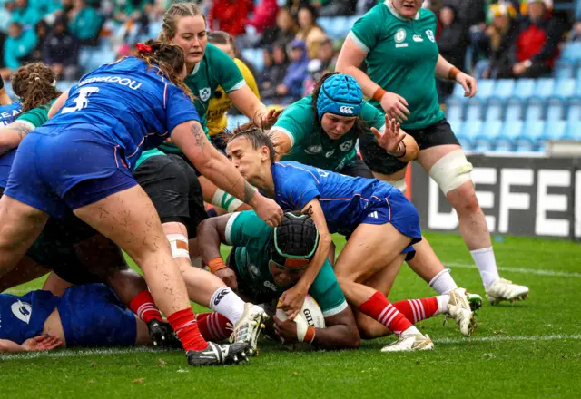 Linda Djougang scores a try