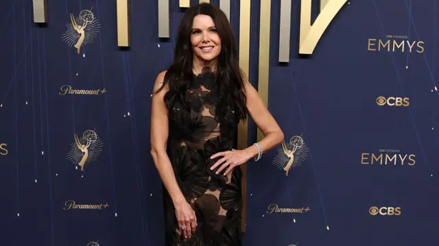 Lauren Graham wears a black dress