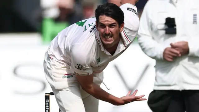 Chris Wright bowling for Leicestershire