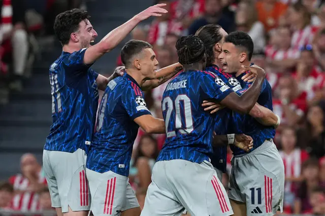 Arsenal's Brazilian forward #11 Gabriel Martinelli (R) celebrates with teammates scoring his team's first goal
