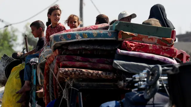 Displaced Palestinians flee northern Gaza