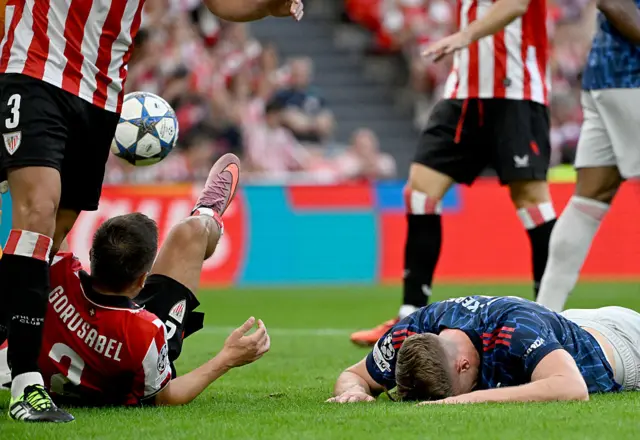 Arsenal's Swedish forward #14 Viktor Gyokeres (R) reacts on the pitch during the UEFA Champions League first round day 1 football match between Athletic Club Bilbao and Arsenal at the San Mames stadium in Bilbao on September 16, 2025.