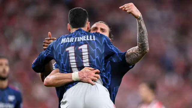 Riccardo Calafiori points to Gabriel Martinelli's name on his back