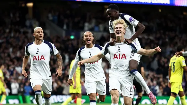 Tottenham players celebrate