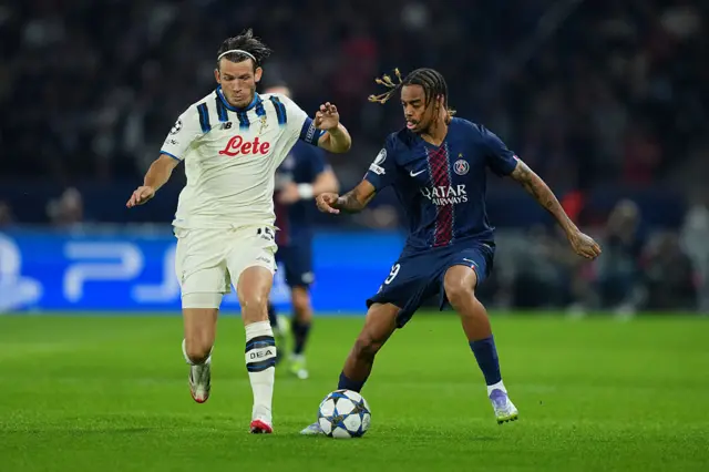 Bradley Barcola of Paris Saint-Germain runs with the ball whilst under pressure from Marten de Roon of Atalanta BC during the UEFA Champions League 2025/26 League Phase MD1 match between Paris Saint-Germain and Atalanta BC at Parc des Princes on September 17, 2025 in Paris, France. (Photo by Franco Arland/Getty Images)