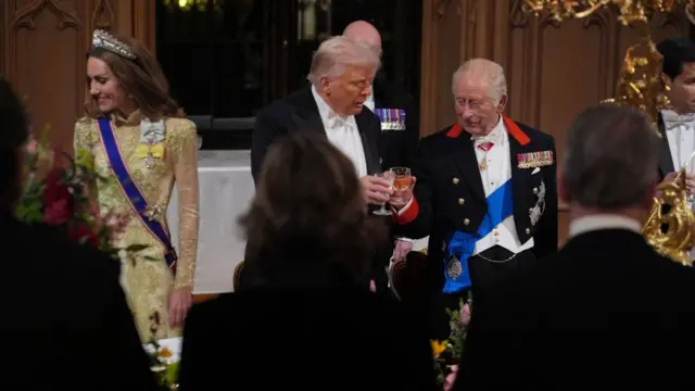 King and Trump cheers their glasses at banquet.