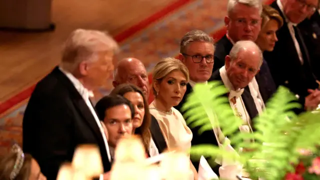 Trump addresses the state banquet with Starmer in the background