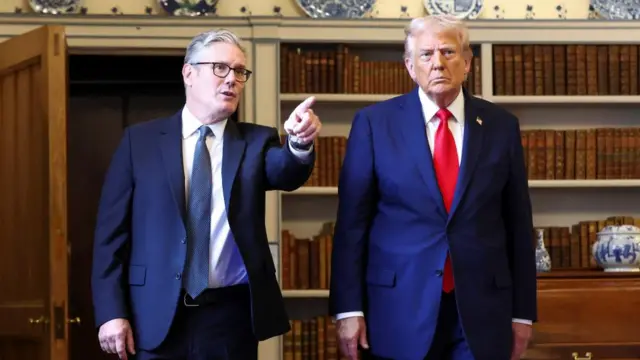 Keir Starmer pointing forward to direct Trump's attention