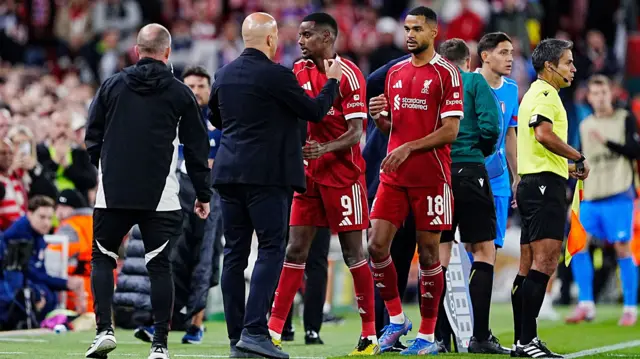 Alexander Isak shakes hands with Arne Slot