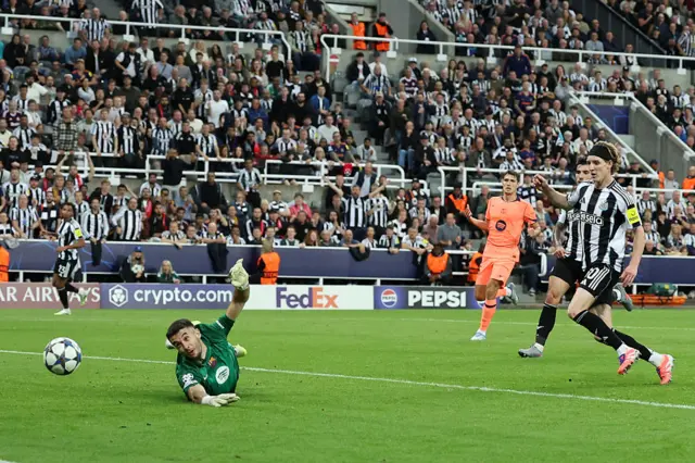 Anthony Gordon of Newcastle United scores a goal during the UEFA Champions League 2025/26 League Phase MD1 match between Newcastle United FC and FC Barcelona at St James' Park on September 18, 2025 in Newcastle upon Tyne, England.