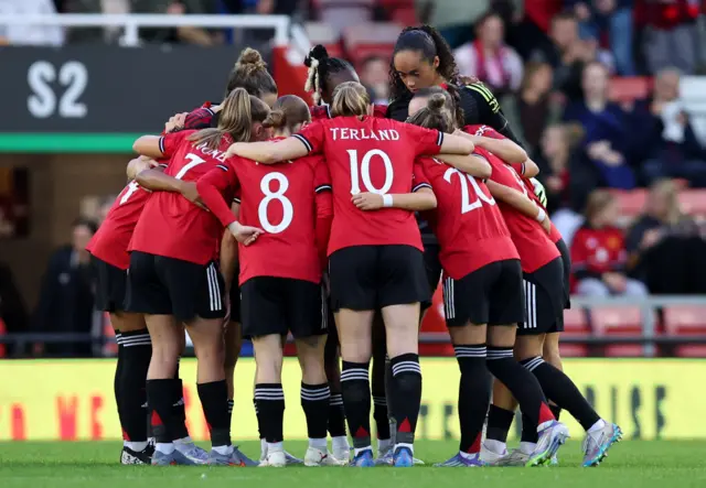 Man Utd players form a huddle